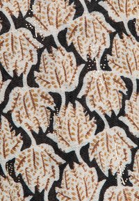 Tela con un patrón de hojas en tonos beige y marrón, contorneado en negro, superficie texturada con un sutil brillo y detalles.