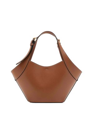 Bolso de cuero marrón con forma curva ancha, una correa ajustable y bordes cosidos sobre fondo blanco.