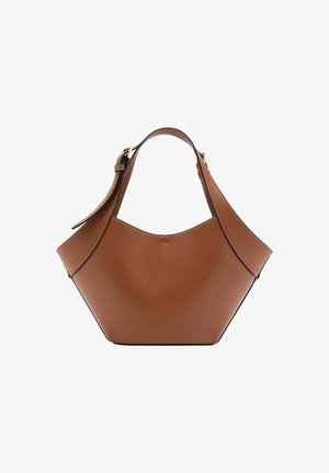 Bolso de cuero marrón con forma curva ancha, una correa ajustable y bordes cosidos sobre fondo blanco.