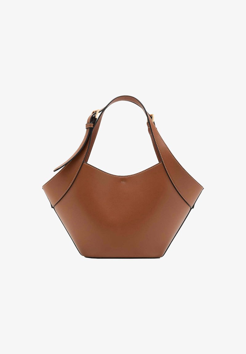 Sac à main en cuir marron avec une large forme courbée, une bandoulière réglable unique et des bords cousus sur fond blanc.