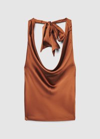 Haut sans manches en satin marron avec un profond décolleté en U et un détail noué à l'arrière, offrant une texture lisse et une coupe fluide.