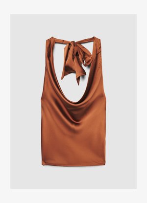 Top marrone in satin senza maniche con profondo scollo a U e dettaglio annodato sul retro, con texture liscia e design fluido.