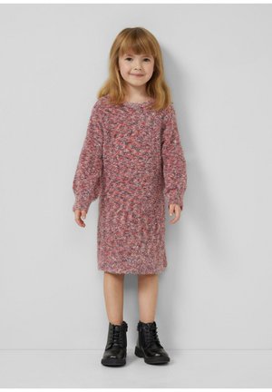 Strickkleid in Rot- und Pinktönen mit langen Ärmeln, rundem Ausschnitt und strukturiertem Muster. Schwarze Stiefeletten vervollständigen das Outfit.