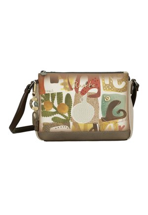 Borsa a tracolla rettangolare con forme astratte beige, verdi e marroni, design di un vaso intrecciato, logo dorato e tracolla regolabile marrone scuro.