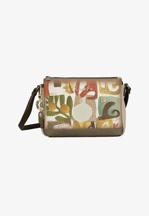 Rechteckige Umhängetasche mit abstrakten beige-, grünen und braunen Formen, einem gewebten Vasenmuster, goldfarbenem Logo und verstellbarem dunkelbraunem Riemen.