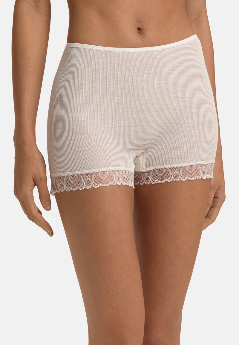 Boyshorts in cotone beige chiaro con texture a coste, caratterizzati da un delicato bordo in pizzo all'orlo. Vita elasticizzata per il massimo comfort.