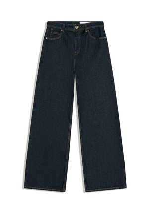 Sötétkék, széles szárú farmernadrág elülső zsebekkel, övbújtatókkal és gombos rögzítéssel, fehér háttéren lefektetve.