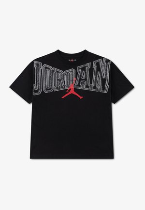 T-shirt noir avec un grand texte blanc usé « "JORDAN" » et un logo rouge Jumpman de basketball centré sur la poitrine.