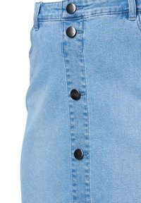 Ljusblå denimkjol med rak form, sidoknappar i svart metall och en slät textur.