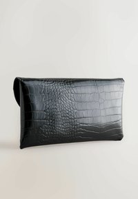 Clutch nero con texture a coccodrillo, forma rettangolare, finitura lucida e bordi senza cuciture, progettato per eleganza e utilità.