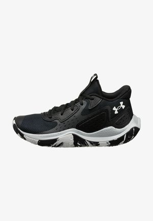 Chaussure de sport noire avec semelle blanche à motifs, tige en mesh, laçage à l’avant et logo blanc sur le côté et la languette.