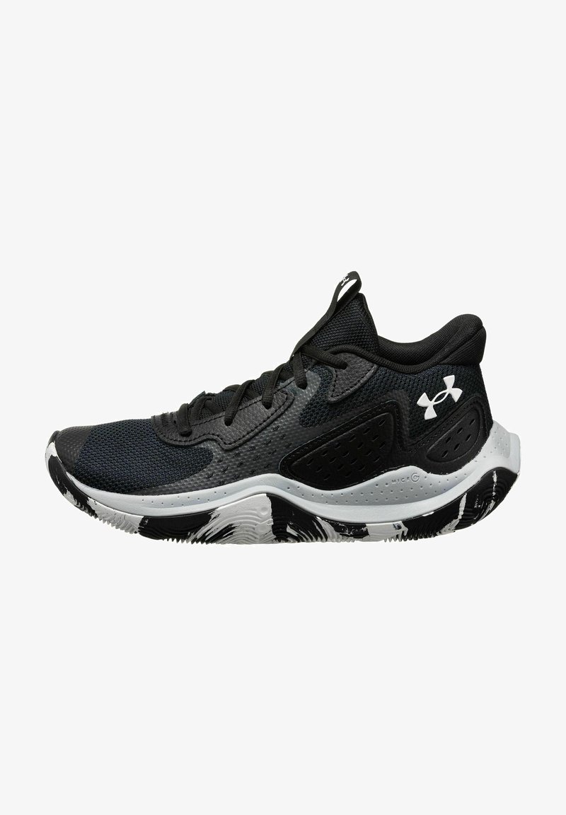 Chaussure de sport noire avec semelle blanche à motifs, tige en mesh, laçage à l’avant et logo blanc sur le côté et la languette.