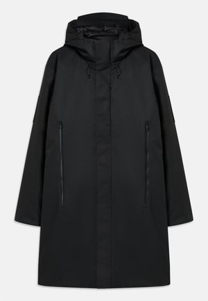Černá parka s kapucí, s rovnými liniemi, dvěma předními kapsami na zip a nastavitelými šňůrkami. Hladký, voděodolný materiál.