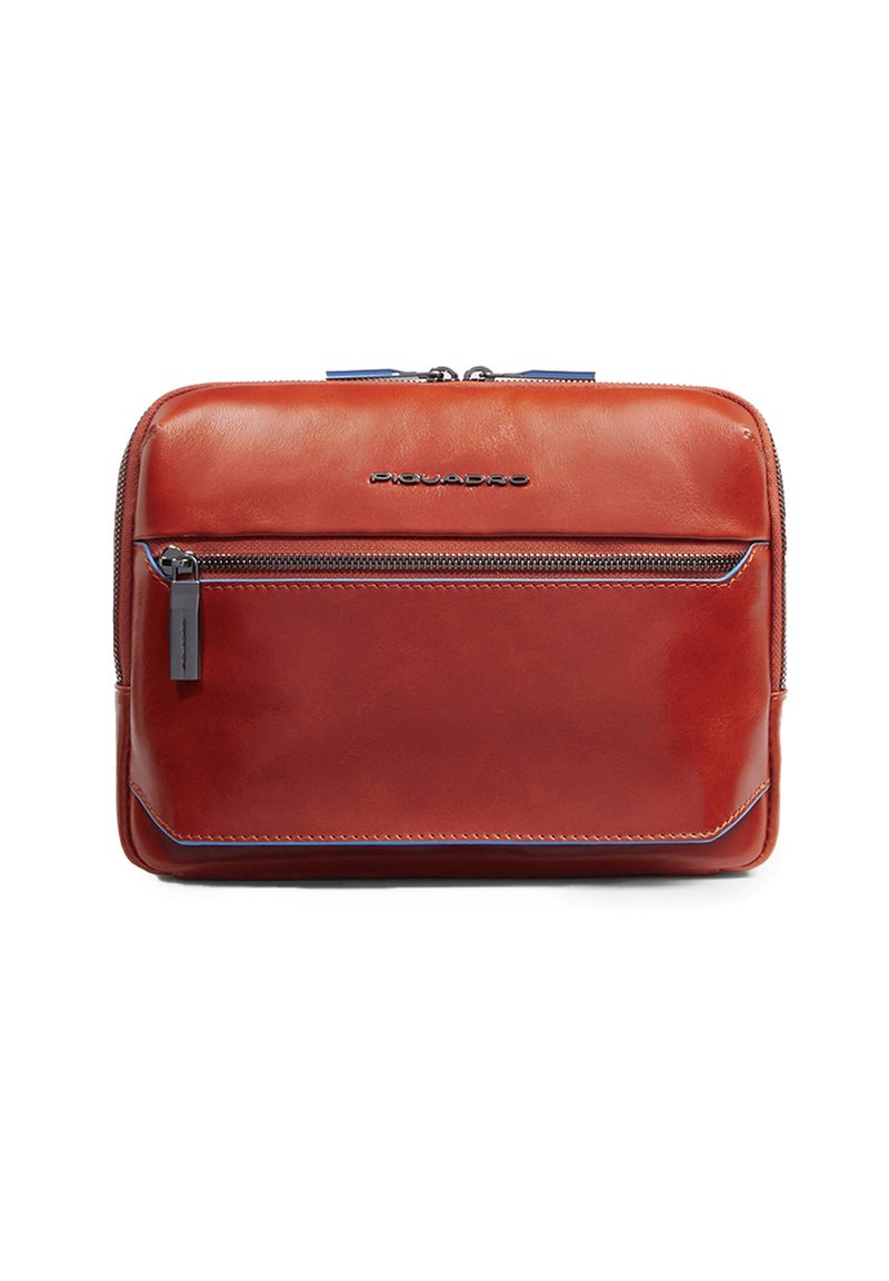 Borsa in pelle di un ricco marrone rossastro con una texture liscia. Presenta una tasca frontale con zip, accenti blu e un logo del marchio in argento. Forma rettangolare.