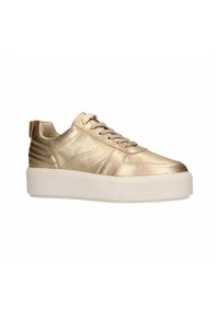 Metallisch gouden sneaker met een gladde afwerking, vetersluiting, gewatteerde kraag en een dikke witte rubberen zool, met subtiele zijdestiksel details.