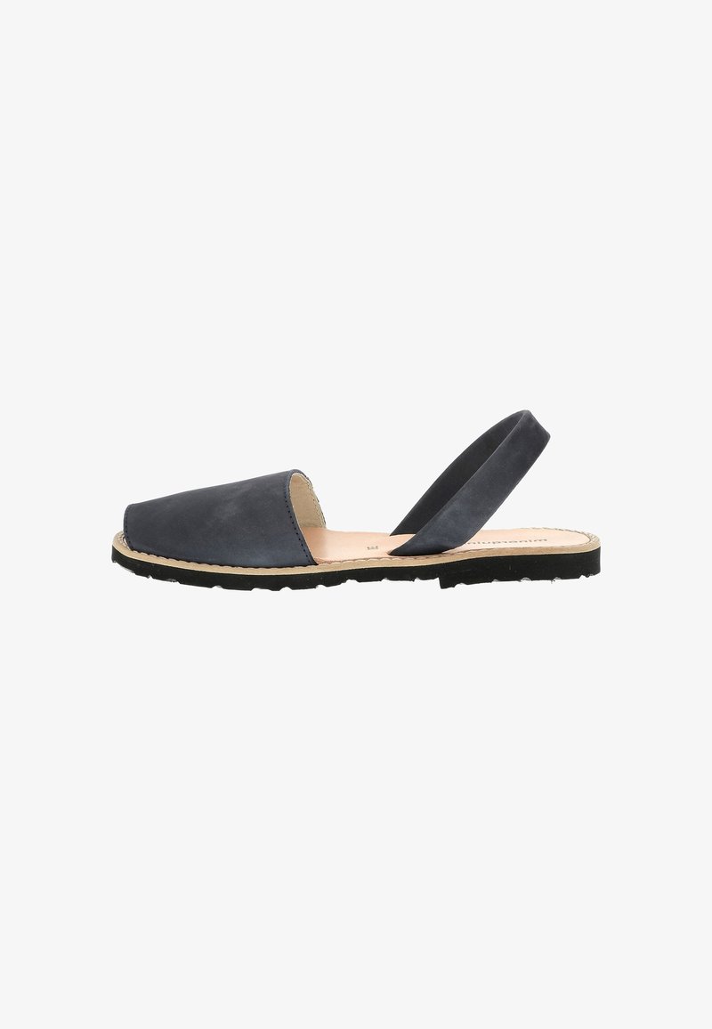 Sivé semišové sandále na opätku s okrúhlou špičkou, gumovou podrážkou a dvoma nastaviteľnými popruhmi okolo päty pre bezpečné uchytenie.