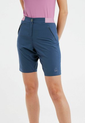 Marineblaue Shorts aus leichtem Material, mit einem pinken Bund, Reißverschlusstaschen und einem kleinen Logo am unteren Bein.