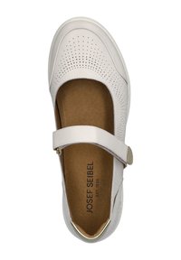 Zapato de cuero blanco con diseño perforado, de forma plana, banda ajustable y planta beige. Presenta un acento plateado en la banda.