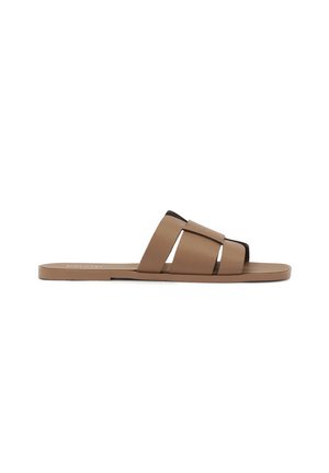 Brune slidesandal med flad sål, lavet af glat materiale. Har to krydsede stropper for en åben tå-silhuet. Simpelt design.