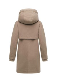 Manteau beige avec une capuche, présentant une texture lisse, de longues manches et un détail de rabat sur les épaules. Marquage subtil au dos.