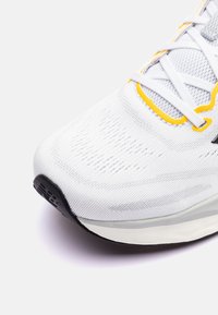 New Balance FRESH FOAM 680 V8 - Hardloopschoenen voor op de weg - white