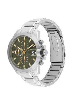 Zilverkleurig horloge van roestvrij staal met donkergroene chronograafwijzerplaat, gouden uurmarkeringen, drie subdials, datumvenster en metalen schakelsluiting.