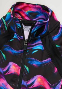 Figurbetontes schwarzes Jacket mit lebhaft bunten Wellenmustern. Es hat einen hohen Kragen und einen vorderen Reißverschluss mit Mesh-Panelakzenten.