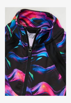 Prigludusi juoda striukė su ryškiomis, daugiaspalvėmis bangų raštais. Ji turi aukštą apykaklę ir priekinį užtrauktuką su tinklelio akcentais.