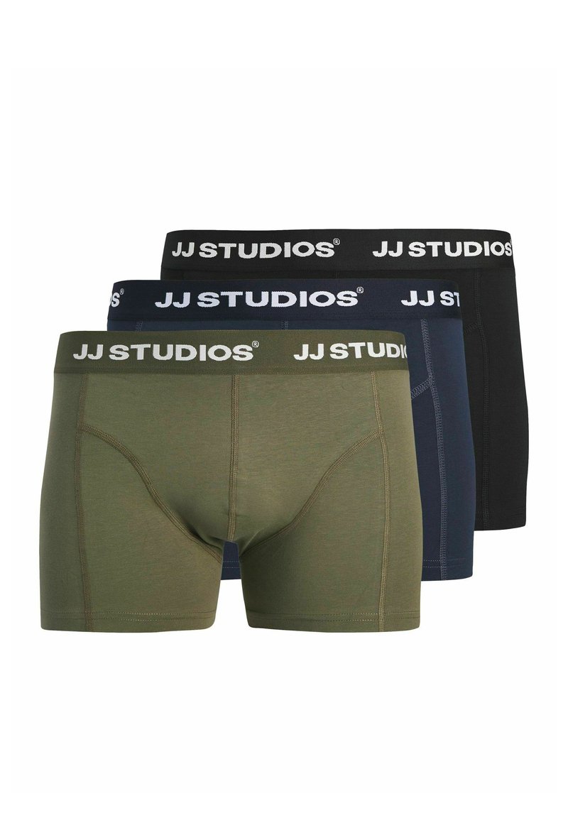 Trois paires de boxers JJ Studios en vert olive, marine et noir. Chaque modèle présente une épaisse ceinture noire avec le logo de la marque en blanc.