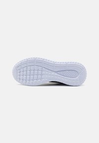 Suela de zapato con una superficie de goma blanca texturizada, que presenta un patrón de rejilla para tracción y un diseño curvado para soporte ergonómico.
