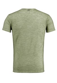 Oliwkowa koszulka z krótkim rękawem wykonana z miękkiego, teksturowanego materiału. Posiada okrągły dekolt i lekko dopasowany kształt. Na plecach widnieje delikatny napis.