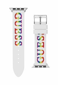 Correa de reloj de silicona blanca con el texto "GUESS" en negrita y multicolor. Incluye una hebilla de metal plateado y múltiples agujeros de ajuste.