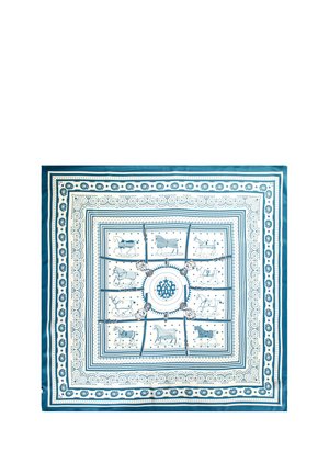 Quadratisches Seidentuch mit blau-weißen Mustern, die Pferde, Zaumzeug und dekorative Ränder in einem symmetrischen Design zeigen.