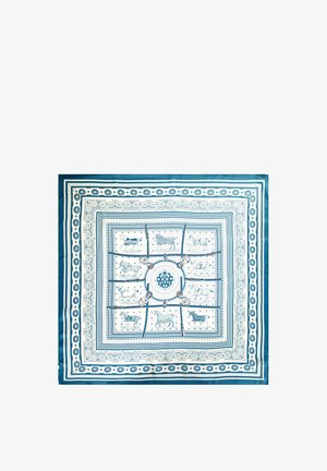 Quadratisches Seidentuch mit blau-weißen Mustern, die Pferde, Zaumzeug und dekorative Ränder in einem symmetrischen Design zeigen.