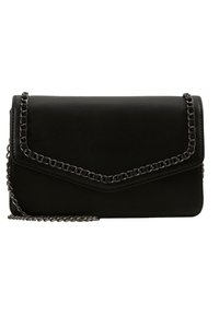 Clutch de cuero negro con diseño de sobre, que presenta una correa de cadena plateada y un sutil detalle de borde cosido. Compacto y elegante.