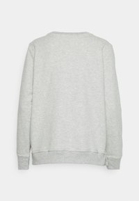 Sweat-shirt gris clair à manches longues et col rond, avec poignets et ourlet côtelés, vu de dos sur un fond uni.
