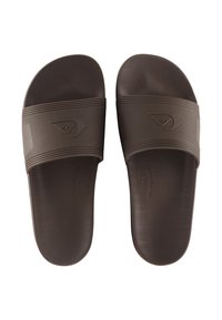 Braune Gummi-Sandalen mit zwei breiten Riemen, strukturiertem Obermaterial und einem Logo-Detail. Designed für Komfort und lässigen Gebrauch.