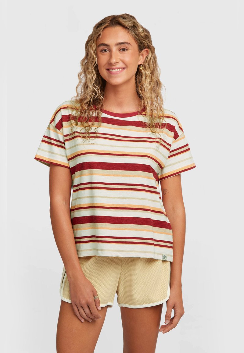 Κοντομάνικο ριγέ t-shirt σε κρεμ, κόκκινο, πορτοκαλί και κίτρινο. Χαλαρή εφαρμογή με στρογγυλή λαιμόκοψη και διακριτική λεπτομέρεια λογότυπου στο τελείωμα.
