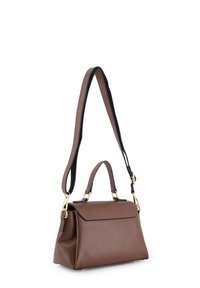 Braune Lederhandtasche mit strukturierter Form, ausgestattet mit einem oberen Griff und einem verstellbaren Schultergurt, goldenen Hardware-Akzenten.