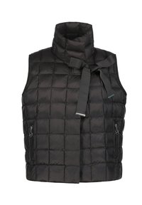Zwart gewatteerd vest met hoge kraag, voorzien van een voorknoop en twee ritszakken aan de zijkanten. Gemaakt van een glanzend, pufferachtig materiaal.