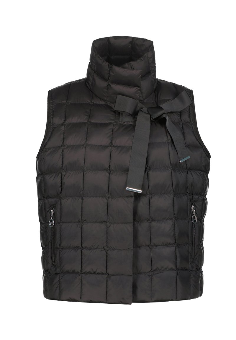 Zwart gewatteerd vest met hoge kraag, voorzien van een voorknoop en twee ritszakken aan de zijkanten. Gemaakt van een glanzend, pufferachtig materiaal.