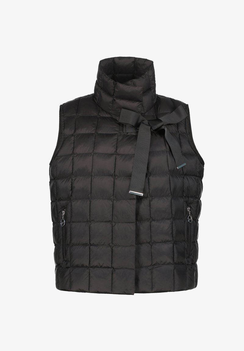 Zwart gewatteerd vest met hoge kraag, voorzien van een voorknoop en twee ritszakken aan de zijkanten. Gemaakt van een glanzend, pufferachtig materiaal.