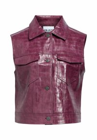 Chaleco de imitación de piel burdeos con textura de cocodrilo, que cuenta con un collar en punta, botones a presión en el frente y dos bolsillos en el pecho.
