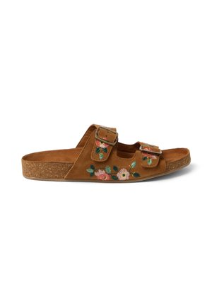 Sandalia de ante marrón deslizante con dos tiras ajustables con hebilla y diseños florales bordados en rosa y verde en los laterales.