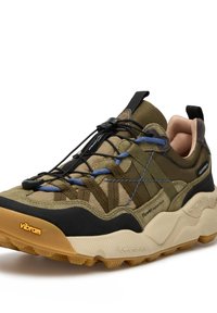 Scarpa da trekking verde oliva con accenti neri e beige, tomaia in rete e tessuto, lacci a fune, suola Vibram e grip testurizzato.