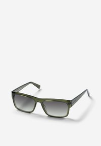 Zielono-szklane okulary przeciwsłoneczne o prostokątnym kształcie, z gradientowymi soczewkami i zwężającymi się zausznikami. Materiał wygląda na błyszczący z gładkimi krawędziami.