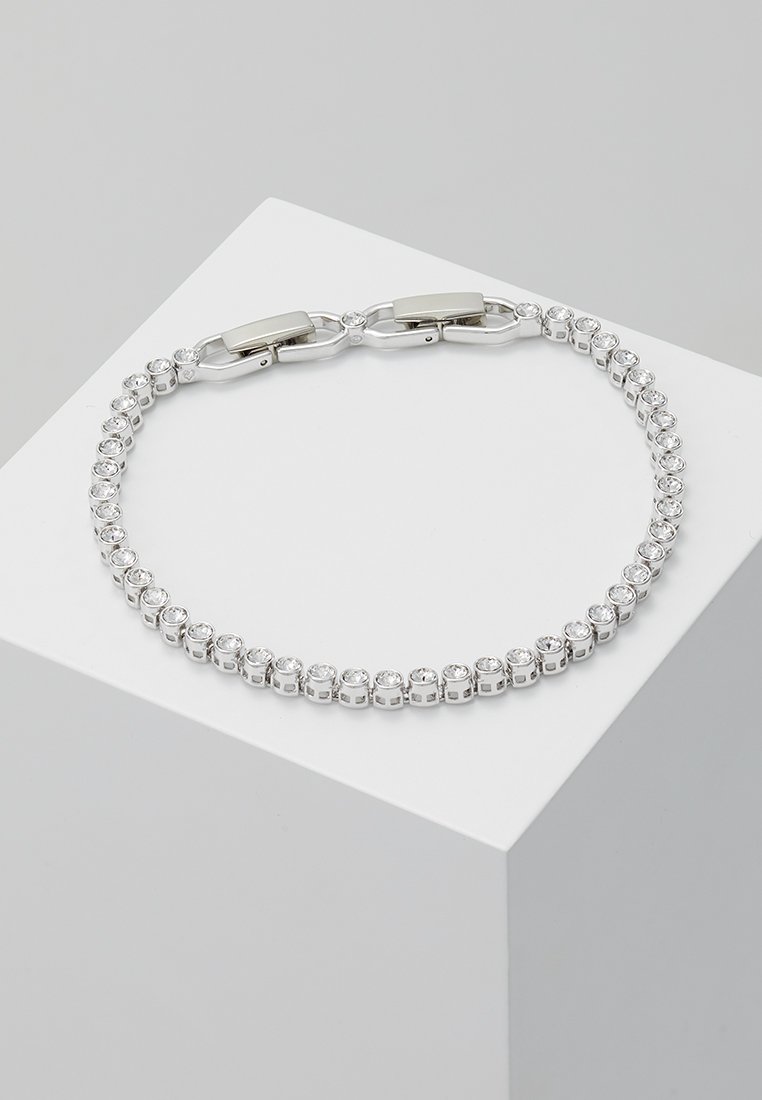 Srebrna bransoletka z okrągłymi kryształowymi kamieniami osadzonymi w kwadratowych metalowych ogniwach, z bezpiecznym zapięciem. Gładkie metaliczne wykończenie.