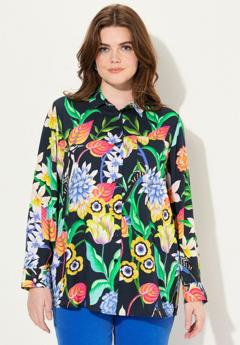 Černá květinová košile s dlouhým rukávem, zdobená živými barevnými květinami, s knoflíkovým předním zavíráním a volným střihem s oblým lemem.