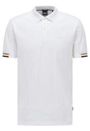 Witte polo-shirt met een klassieke kraag, een drie-knopen placket en korte mouwen met zwarte, bruine en witte gestreepte accenten op de manchetten.