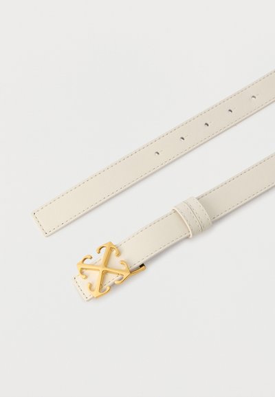 Κρεμ δερμάτινη ζώνη με πολλαπλές τρύπες και πόρπη από χρυσό μέταλλο σε σχήμα τεσσάρων διαπλεκόμενων βελών.